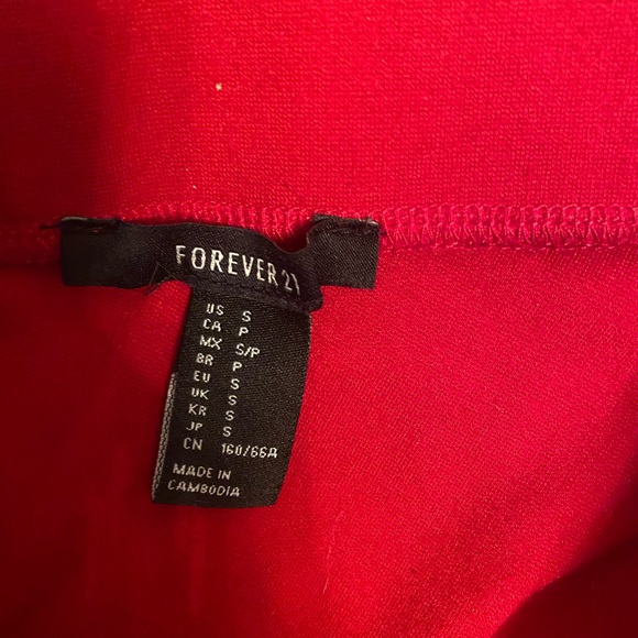 Red skirt with a little zipper - Picture 2 of 3